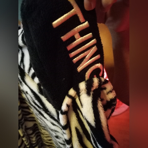 Secret Treasures Sleepwear Wrap Hooded Zebra Print Snug Adult Wearable Blanket - Picture 8 of 10